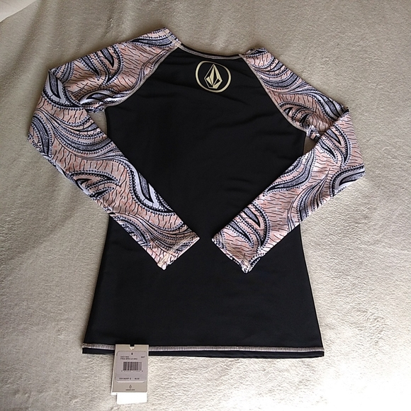 NWT Volcom Youth Long-sleeved Rash Guard in Firebird Pattern - Picture 4 of 11